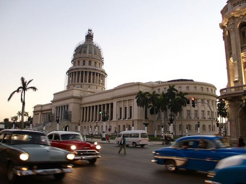Cuba habana palacio carros